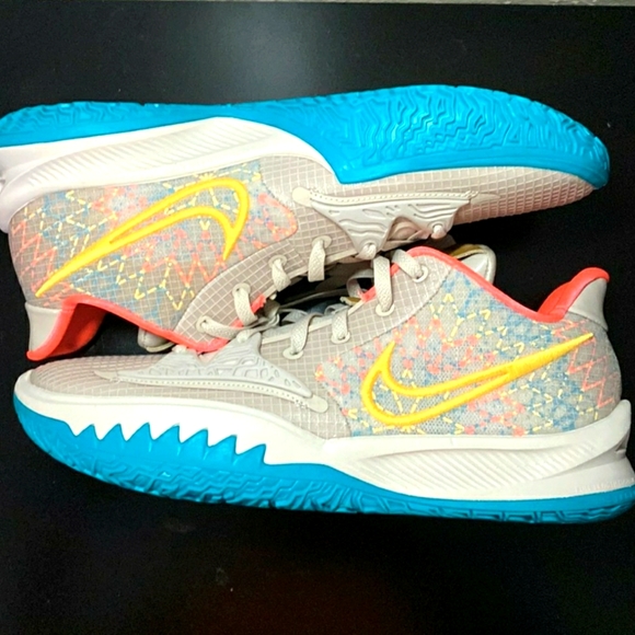 Kyrie 4 Low 7 - Picture 2 of 6
